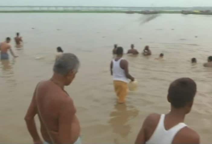  চন্দ্রগ্রহণের পরেরদিন ভোরে ইলাহাবাদের সঙ্গমে পুণ্যস্নান করতে দেখা গেল হাজারো ভক্তকে। ছবি সৌজন্যে এএনআই