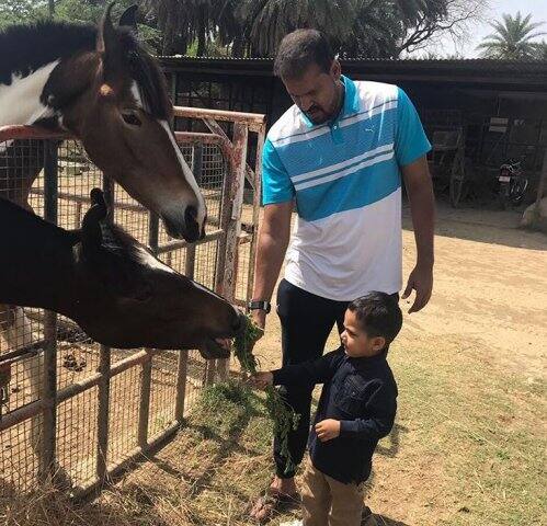 এই ছবিটিতেও ঘোড়াদের প্রতি ইউসুফের ভালবাসার প্রমাণ পাওয়া যায়। ছবি সৌজন্যে ইনস্টাগ্রাম 