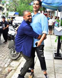 সোনাম ও আনন্দ আহুজার এই রোমান্টিক ছবি ভাইরাল সোশ্যাল মিডিয়ায়