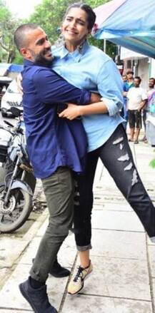 সোনাম ও আনন্দ আহুজার এই রোমান্টিক ছবি ভাইরাল সোশ্যাল মিডিয়ায়