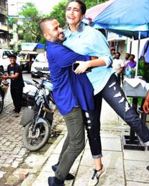 সোনাম ও আনন্দ আহুজার এই রোমান্টিক ছবি ভাইরাল সোশ্যাল মিডিয়ায়