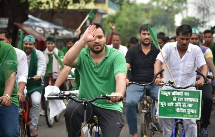 শনিবার থেকে ‘এনডিএ ভাগাও বেটি বাঁচাও’ শীর্ষক সাইকেল র‌্যালি শুরু করেন আরজেডি নেতা তেজস্বী যাদব। ছবি সৌজন্যে ট্যুইটার