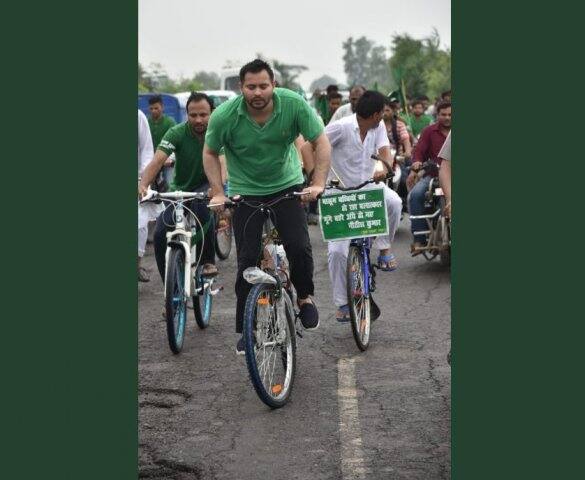 বিহারে গত কয়েকদিন ধরেই প্রচণ্ড বৃষ্টি হচ্ছে। সেই কারণেই ৩৫ কিমি যাওয়ার পরেই বাতিল হয়ে যায় সাইকেল যাত্রা। ছবি সৌজন্যে ট্যুইটার