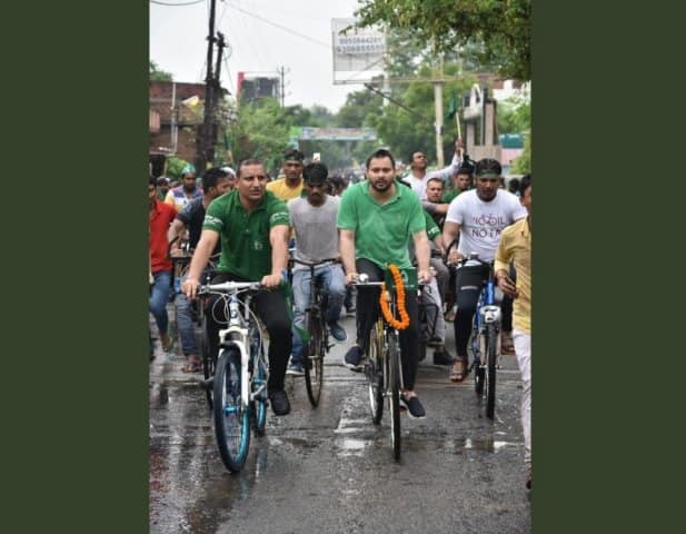 ট্যুইট করে তেজস্বী জানান, প্রবল বৃষ্টি খারাপ আবহাওয়া এবং আগামী দু’দিন রাজ্যে বজ্রবিদ্যুৎ ও বজ্রপাতের পূর্বাভাস থাকায় সাইকেল যাত্রা বাতিল করছি। ছবি সৌজন্যে ট্যুইটার