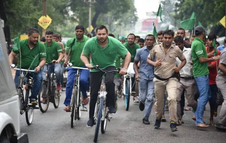 আজ শেষ হওয়ার কথা ছিল তেজস্বীর এই সাইকেল যাত্রা। তবে এই কর্মসূচি শেষ করতে পারলেন না তিনি। ছবি সৌজন্যে ট্যুইটার