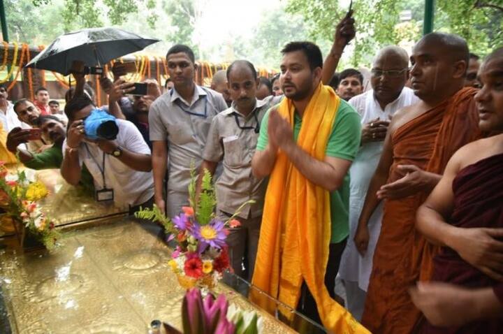 সাইকেল যাত্রা শুরু করার আগে বুদ্ধগয়ার মহাবোধী মন্দিরে গিয়ে প্রার্থনা করেন তেজস্বী। ছবি সৌজন্যে ট্যুইটার 