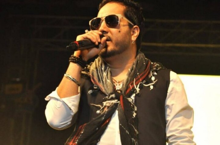 Singer Mika Singh’s Mumbai residence theft cash and Gold worth 3 lakh stolen গায়ক মিকা সিংহের বাড়িতে চুরি, সোনা, টাকা মিলিয়ে গায়েব ৩ লাখ