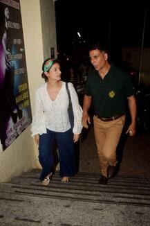 বিয়ের ১৭ বছর পরও একে অপরের প্রেমে মশগুল এই বলিউড দম্পতি, গেলেন মুভি ডেটে