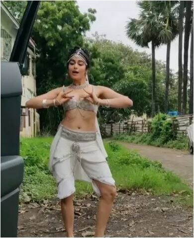 বলে দেওয়া দরকার, ‘কি কি চ্যালেঞ্জ’ এমন একটি চ্যালেঞ্জ যেখানে চলন্ত গাড়ি থেকে নেমে বা গাড়ির মধ্যে বাজতে থাকা গানের তালে নাচতে হয় এই চ্যালেঞ্জ গ্রহণকারীদের। ছবি-সোশ্যাল মিডিয়া