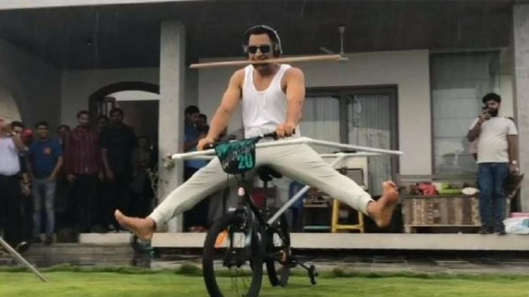 Forget kiki, try the cycle stunt like Mahi! ‘কি কি চ্যালেঞ্জ’ আবার কী! দেখুন ধোনির এই মজাদার সাইকেল স্টান্ট