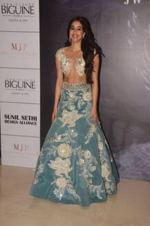 মনীশ মালহোত্রার শোয়ে নজর কাড়লেন জাহ্নবী-খুশি, দেখুন তাঁদের স্টাইল স্টেটমেন্ট