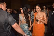 মনীশ মালহোত্রার শোয়ে নজর কাড়লেন জাহ্নবী-খুশি, দেখুন তাঁদের স্টাইল স্টেটমেন্ট