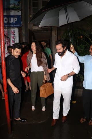 বৃষ্টির ফলে, রাস্তা জলমগ্ন হয়ে পড়েছিল। তার ওপর করীনা হাই-হিলস পরেছিলেন। এই অবস্থায়, করীনার হাত ধরে রেখেছিলেন সেফ। সৌজন্য-মানব মঙ্গলানী