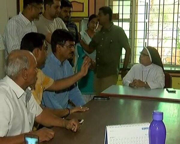 স্কুল কর্তৃপক্ষের এই সিদ্ধান্তের প্রতিবাদে বিক্ষোভ দেখাচ্ছেন অভিভাবকরা। তাঁরা জানিয়েছেন, শিশুদের হেনস্থা করা হচ্ছে। এর ফলে তাদের পড়াশোনারও ক্ষতি হচ্ছে। বিশ্বহিন্দু পরিষদের সদস্যরাও বিক্ষোভে সামিল হয়েছেন