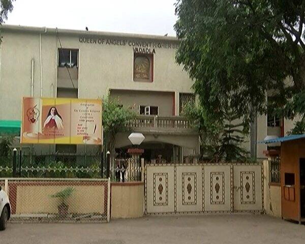 বিশ্বহিন্দু পরিষদের দাবি, সংশ্লিষ্ট পড়ুয়াদের কেন ঢুকতে দেওয়া হচ্ছে না, সেটা লিখিতভাবে জানাতে হবে