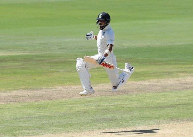 কোহলি হার্দিক পান্ড্য, উমেশ যাদব ও ইশান্ত শর্মার ব্যাট হাতে লড়াইয়ের প্রশংসা করেছেন কোহলি। তিনি বলেছেন, পাঁচ উইকেট পড়ে যাওয়ার পর হার্দিক দারুণ ব্যাটিং করে। এরপর উমেশ ও ইশান্তও সাহায্য করেছে। এই কারণেই ইংল্যান্ডের স্কোরের এত কাছাকাছি পৌঁছে যাওয়ার কৃতিত্ব আমি ওদেরও দিতে চাই। ওরা আমাকে প্রচুর সাহায্য করেছে, যা আমাকে আত্মবিশ্বাস যুগিয়েছে।