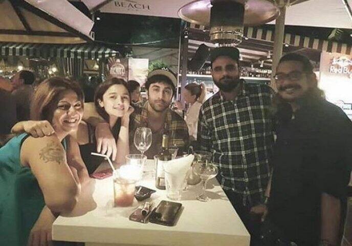 এই ছবি ওই সময়েরই। যদিও তাঁদের সঙ্গে আরও কয়েকজন উপস্থিত ছিলেন। ফটো-ইনস্টাগ্রাম