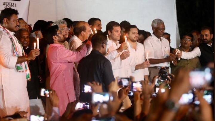 তৃণমূল কংগ্রেস সাংসদ দীনেশ ত্রিবেদী, সিপিএম সাধারণ সম্পাদক সীতারাম ইয়েচুরিও এই প্রতিবাদসভায় হাজির ছিলেন। ছবি সৌজন্যে ট্যুইটার