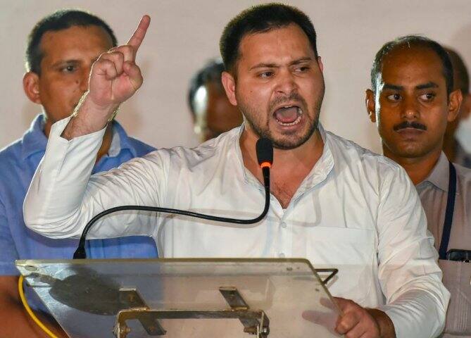 তেজস্বীর নেতৃত্বে এই প্রতিবাদসভার আয়োজন করা হয়। এই আরডেজি নেতা বলেছেন, বিহারবাসী হিসেবে তিনি এই ঘটনায় লজ্জিত। ছবি সৌজন্যে ট্যুইটার