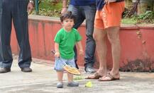 দেখুন! বাবা সেফের সঙ্গে ব্যাডমিন্টন খেলছে খুদে তৈমুর