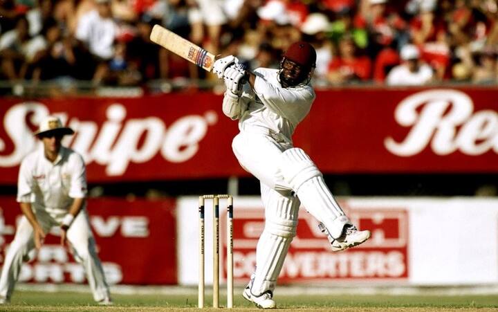 এই পাক বাঁহাতি বোলারের সর্বকালের সেরা ব্যাটসম্যান ক্যারিবিয়ান কিংবদন্তী ব্রায়ান লারা। বাঁহাতি ব্যাটসম্যান লারাকে বোলিং করার সুযোগ না পাওয়ায় আক্ষেপ রয়েছে আমিরের। তিনি বলেছেন, লারাকে বল করার সুযোগ পেলে স্বপ্ন পূরণ হত। আমার কাছে তিনি তাঁর সময়ের সেরা ব্যাটসম্যান ছিলেন।