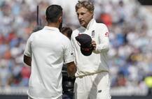 আম্পায়ারের কাছ থেকে কেন বল চেয়ে নিয়েছিলেন, নিজেই জানালেন ধোনি