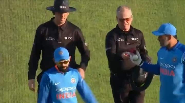 একদিনের সিরিজের নির্নায়ক ম্যাচে ভারতের হারের পর মহেন্দ্র সিংহ ধোনি আম্পায়ারের হাত থেকে বল নেওয়ায় জল্পনা শুরু হয়েছিল।