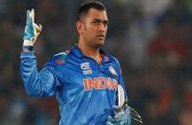 আম্পায়ারের কাছ থেকে কেন বল চেয়ে নিয়েছিলেন, নিজেই জানালেন ধোনি