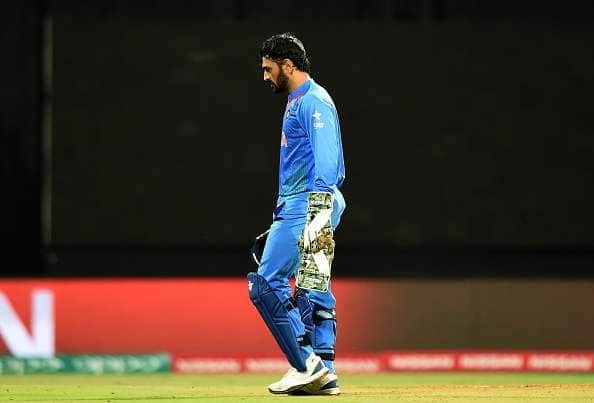 এবার ধোনিই এ ব্যাপারে মুখ খুললেন। পুরো ঘটনা সম্পর্কে জানালেন তিনি। মুম্বইয়ে একটি সাংবাদিক বৈঠকে জানালেন আম্পায়ারের কাছ থেকে বল চেয়ে নেওয়ার কারণ কী ছিল। 