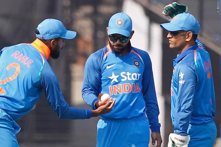ধোনি বলেছেন, আমাদের নিজের কাজের কথা সবসময় মনে রাখা উচিত। আসলে আমি জানতে চেয়েছিলাম, বল রিভার্স সুইং করল না কেন। এজন্য আম্পায়ারকে বলটি দেওয়ার জন্য অনুরোধ করি। বলটি নিয়ে আমি সেটি বোলিং কোচের হাতে তুলে দিই। 