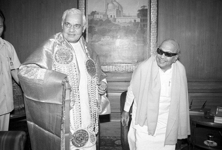 শুধু তামিলনাড়ুতেই নয়, নয়াদিল্লির ক্ষমতার কেন্দ্রেও প্রভাব বিস্তার করেছিলেন করুণানিধি। কংগ্রেস ও বিজেপি, দুই দলের সঙ্গেই জোট করেছিল ডিএমকে। ছবি সৌজন্যে পিটিআই