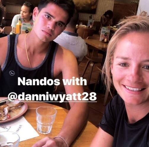 অর্জুন ড্যানিয়েলের সঙ্গে মধ্যাহ্নভোজও সারলেন। ড্যানিয়েলও তাঁর ইনস্টাগ্রাম পেজে অর্জুনের সঙ্গে ছবি শেয়ার করেছেন। 