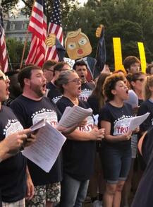 হোয়াইট হাউসের বাইরে গানের দলের ট্রাম্প-বিরোধী বিক্ষোভ