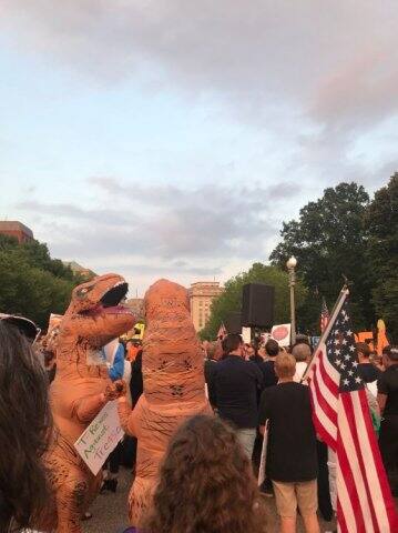 ট্রাম্প-বিরোধী প্রতিবাদে পাপেটও ব্যবহার করেছেন ও ডোনেল। সব ছবি সোস্যাল মিডিয়ার সৌজন্যে