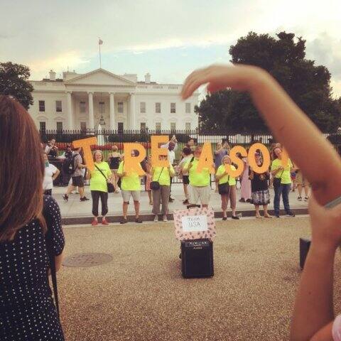 দলের সবাই একই রকমের শার্ট পরেন, যার ওপর লেখা ছিল, ‘সত্যিটা এবার বোঝা যাচ্ছে’। তাঁরা ট্রাম্প সম্পর্কে ‘রাষ্ট্রদ্রোহ’ শব্দটিও ব্যবহার করেন। 