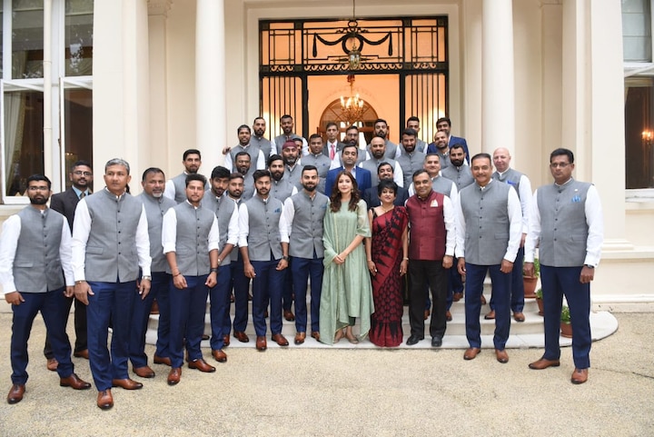 Here's why Anushka Sharma is now the 19th member of Team India ইংল্যান্ড সফররত ভারতীয় দলের ১৯-তম সদস্য অনুষ্কা শর্মা! ট্যুইটারে সমালোচনার ঝড়