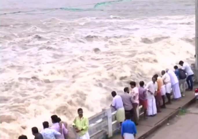কেরল সরকারের পক্ষ থেকে জানানো হয়েছে, নদীগুলির জলস্তর বেড়ে যাওয়ায় কয়েকটি বাঁধ থেকে জল ছাড়া হয়েছে। তবে তাতে প্লাবনের আশঙ্কা নেই। ছবি সৌজন্যে এএনআই