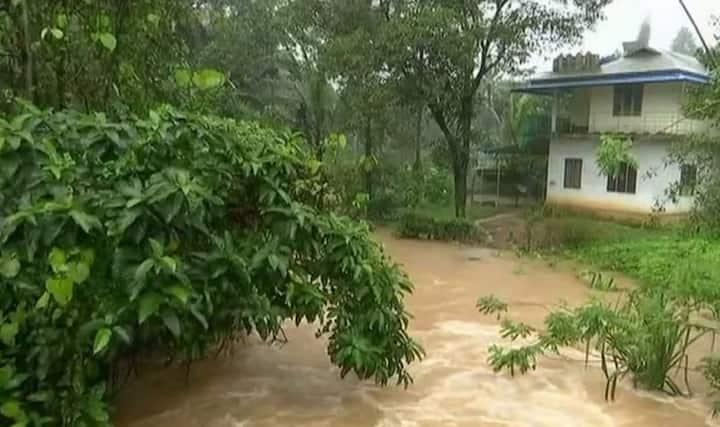 প্রশাসনের শীর্ষ আধিকারিকদের সঙ্গে বৈঠক করেছেন কেরলের মুখ্যমন্ত্রী পিনারাই বিজয়ন। উদ্ধারকার্যে বিপর্যয় মোকাবিলা বাহিনীকে কাজে লাগানো হচ্ছে। ছবি সৌজন্যে এএনআই