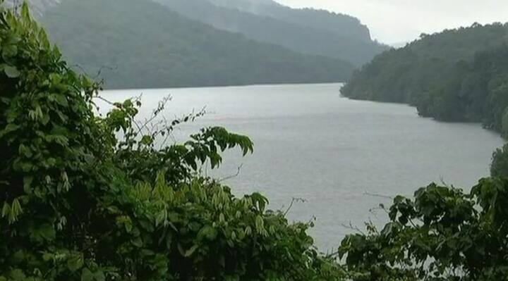 কেরলের রাজস্বমন্ত্রী ই চন্দ্রশেখরণ এর্নাকুলামের পরিস্থিতির উপর নজর রাখছেন। তিনি জানিয়েছেন, এখন পরিস্থিতি নিয়ন্ত্রণে। সেনাবাহিনীর পাঁচটি দল বিভিন্ন জেলায় উদ্ধারকার্য চালাচ্ছে। ছবি সৌজন্যে এএনআই 