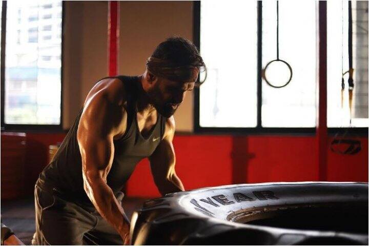 সেই সূত্রে ইতিমধ্যেই তিনি প্রচুর সম্পত্তি করেছেন যার আর্থিক মূল্য ১০০ কোটির কাছাকাছি। 