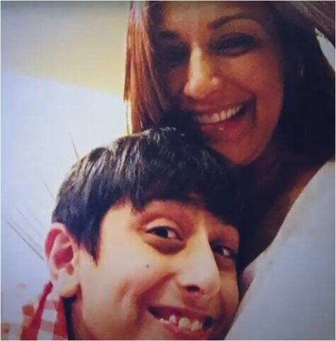 কিছুদিন আগেই সোশ্যাল মিডিয়ায় ছেলের সঙ্গে একটি ছবি পোস্ট করে সোনালী লেখেন, তিনি ছেলের কাছ থেকে কিছুই গোপন করেন না। তাই নিজের রোগের কথাও বলেছেন। ছবি সৌজন্যে ইনস্টাগ্রাম 