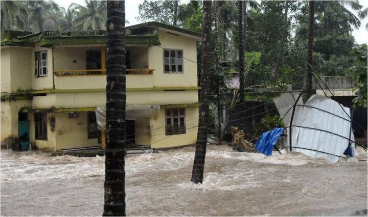 ইডুক্কির করীমবন সেতুর আশেপাশের এলাকার সবকটি ঘরবাড়ি বন্যায় ভেসে গিয়েছে। অনেকগুলি জলে ডুবে গিয়েছে। ছবি-টুইটার