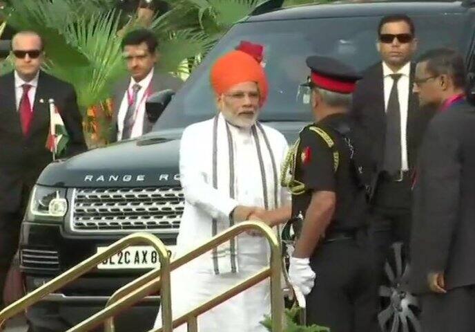 এরপর লালকেল্লায় পৌঁছন নরেন্দ্র মোদী। সেখানে তাঁকে সেনার তরফে গার্ড অফ অনার দেওয়া হয়। 