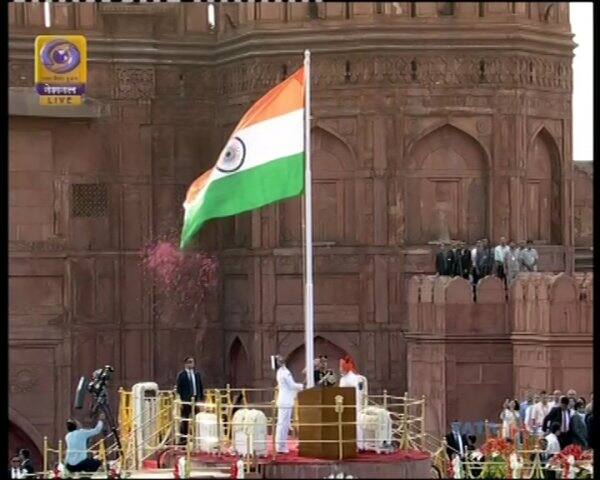 পরে লাহোরি গেটে পতাকা উত্তোলন করেন প্রধানমন্ত্রী। উপস্থিত ছিলেন তিন সেনাবাহিনীর প্রধানরা। 