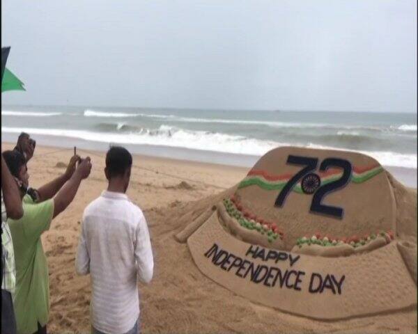 আজ এক বিশেষ শিল্পকর্মের মাধ্যমে স্বাধীনতা দিবস পালন করছেন এই শিল্পী