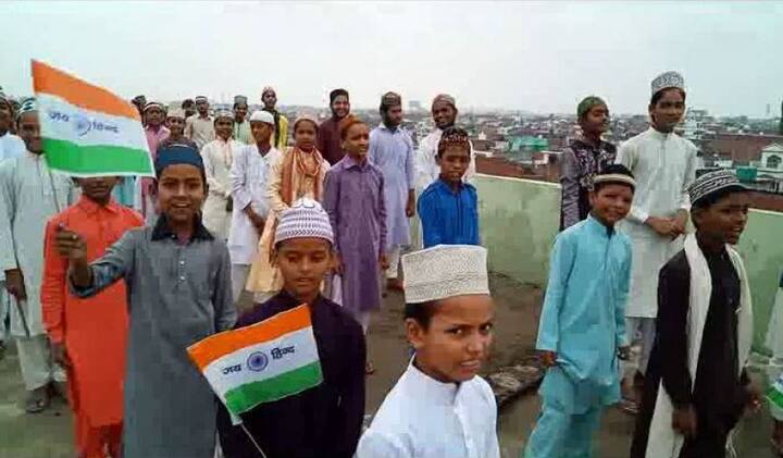 দেশের অন্যান্য অংশের মতো উত্তরপ্রদেশের ইলাহাবাদেও পালিত হচ্ছে ৭২-তম স্বাধীনতা দিবস। এখানকার মাদ্রাসাগুলিতেও পালন করা হচ্ছে এই দিনটি