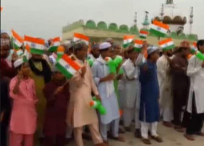 বাচ্চারা জাতীয় পতাকা নিয়ে জাতীয় সঙ্গীত গেয়ে এই দিনটি পালন করছে