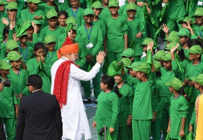 প্রধানমন্ত্রীকে কাছে পেয়ে শিশুরা উচ্ছ্বসিত হয়ে ওঠে। ছবি সৌজন্যে এএফপি/প্রকাশ সিংহ