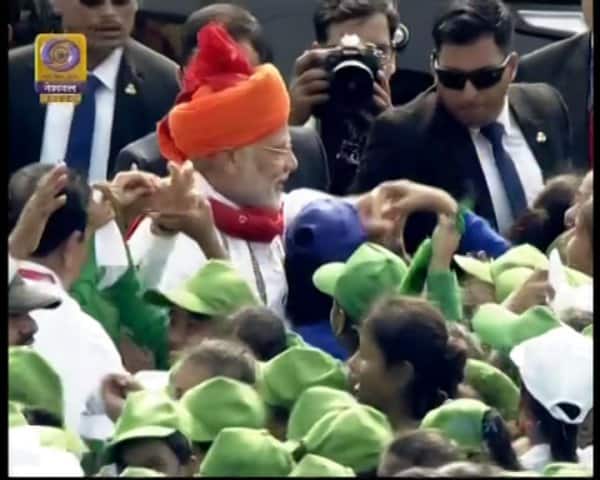 গাড়ি থেকে নেমে শিশুদের সঙ্গে কথা বলেন, তাদের স্বাধীনতা দিবসের শুভেচ্ছা জানান প্রধানমন্ত্রী