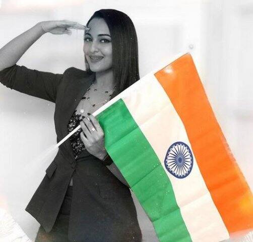 অভিনেত্রী সোনাক্ষী সিনহাকে জাতীয় পতাকা হাতে দেখা গিয়েছে। ছবি সৌজন্যে ইনস্টাগ্রাম